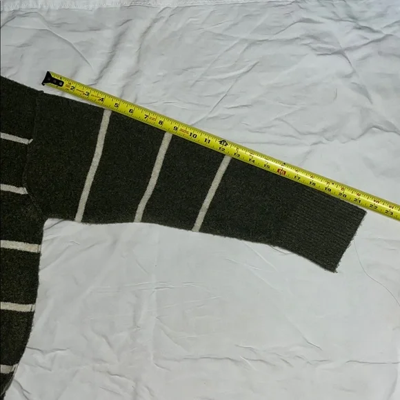 Aerie round Neck Sweater in Forest Green and Cream - Picture 10 of 11